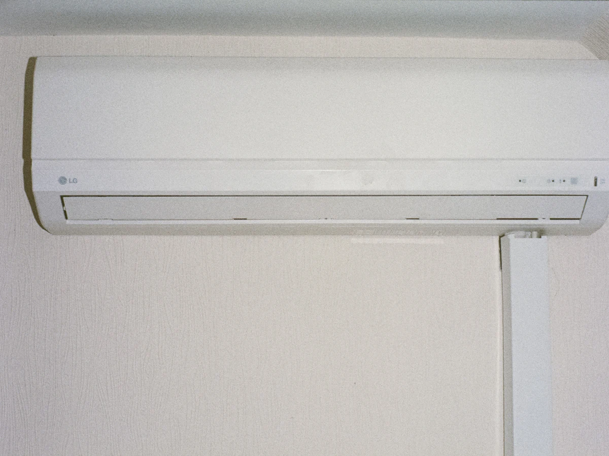 Witte airco-binnenunit aan de muur