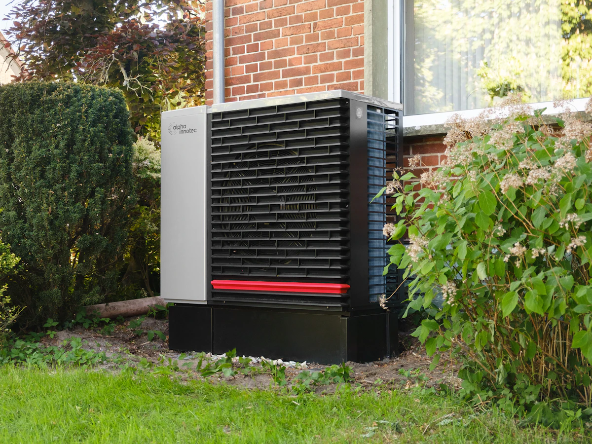 Warmtepomp naast een bakstenen woning